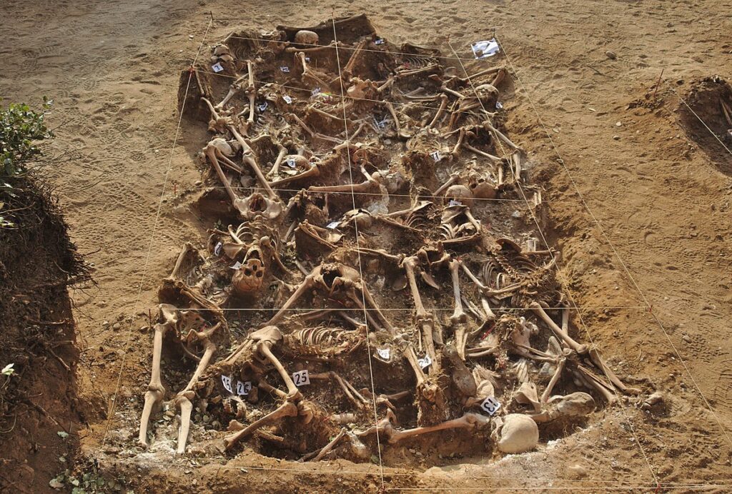 1200px-Spanish_Civil_War_-_Mass_grave_-_Estépar,_Burgos