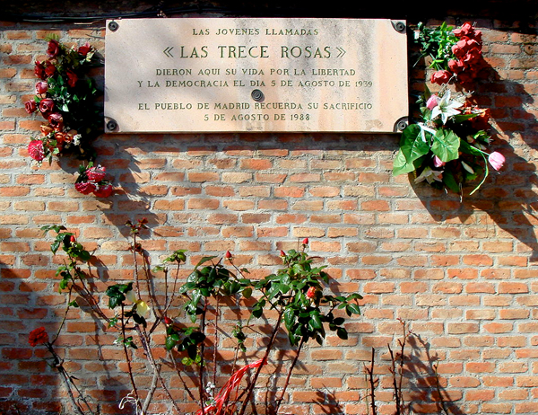 Placa dedicada a las Trece Rosas en el cementerio de La Almudena (Madrid)